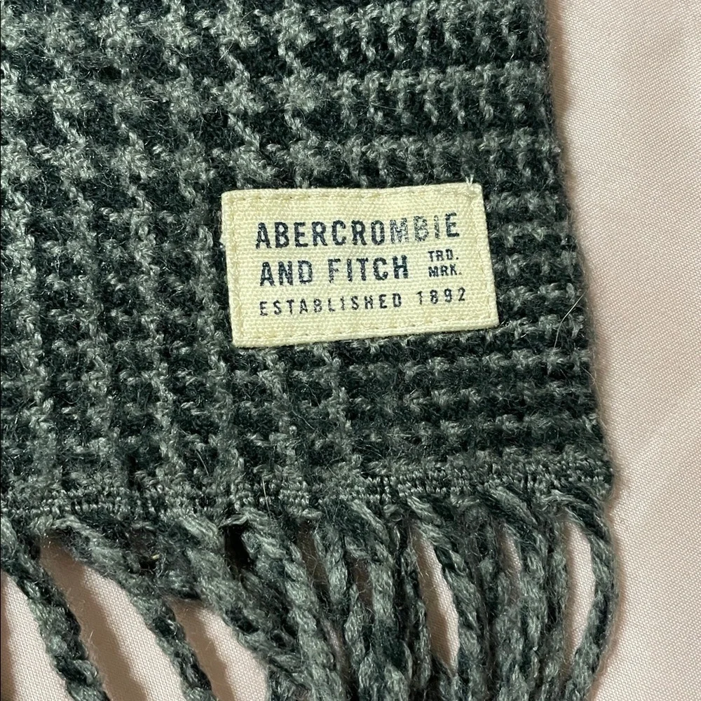 Abercrombie & Fitch Men’s Warm Plaid Gray Winter Fashion Scarf